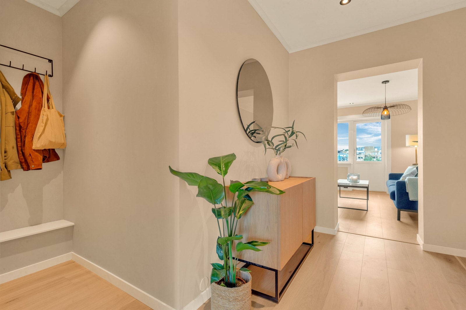 Romslig gang med god plass til å henge fra seg ytterklær Galleribilde