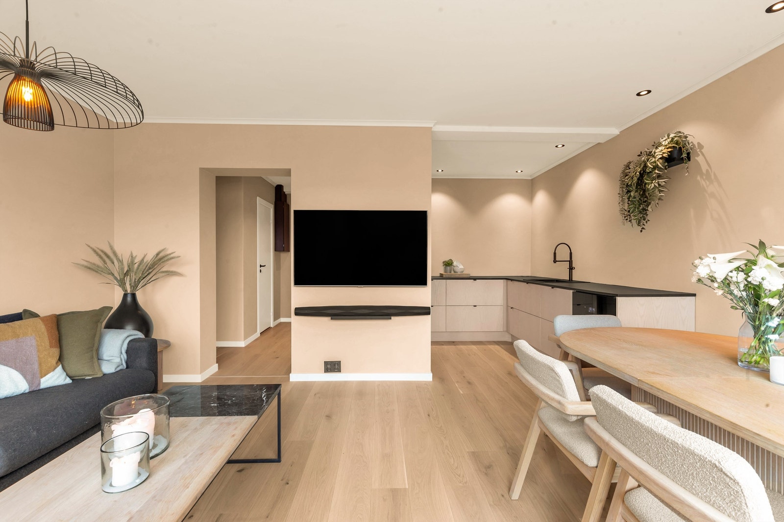 Boligen er pusset opp i sin helhet med nytt kjøkken fra Strai, bad og alle nye overflater. Her er det gjort smakfulle fargevalg og materialvalg for øvrig. Galleribilde