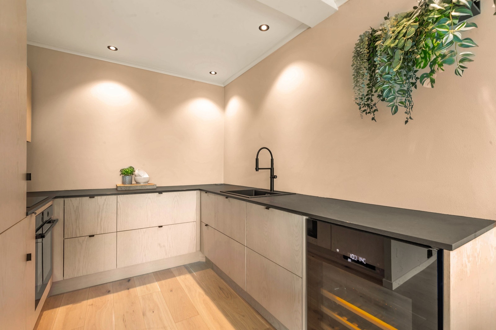 Tidsriktig og lekkert kjøkken er fra Strai - Justerbar kran til Franke servant, nye gode hvitevarer og vinskap som setter prikker over i'en Galleribilde