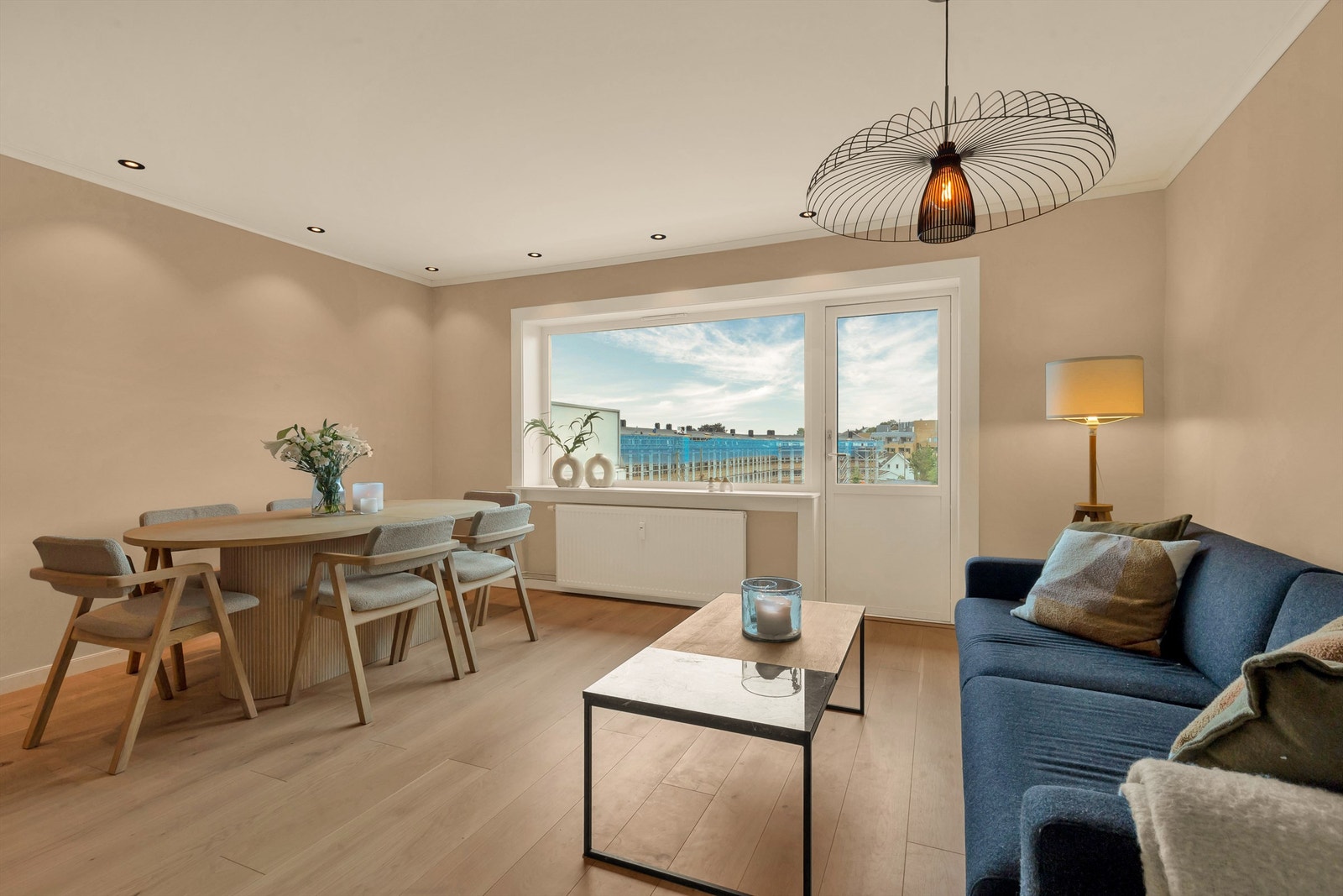 Fra stuen er det utgang til solrik balkong Galleribilde