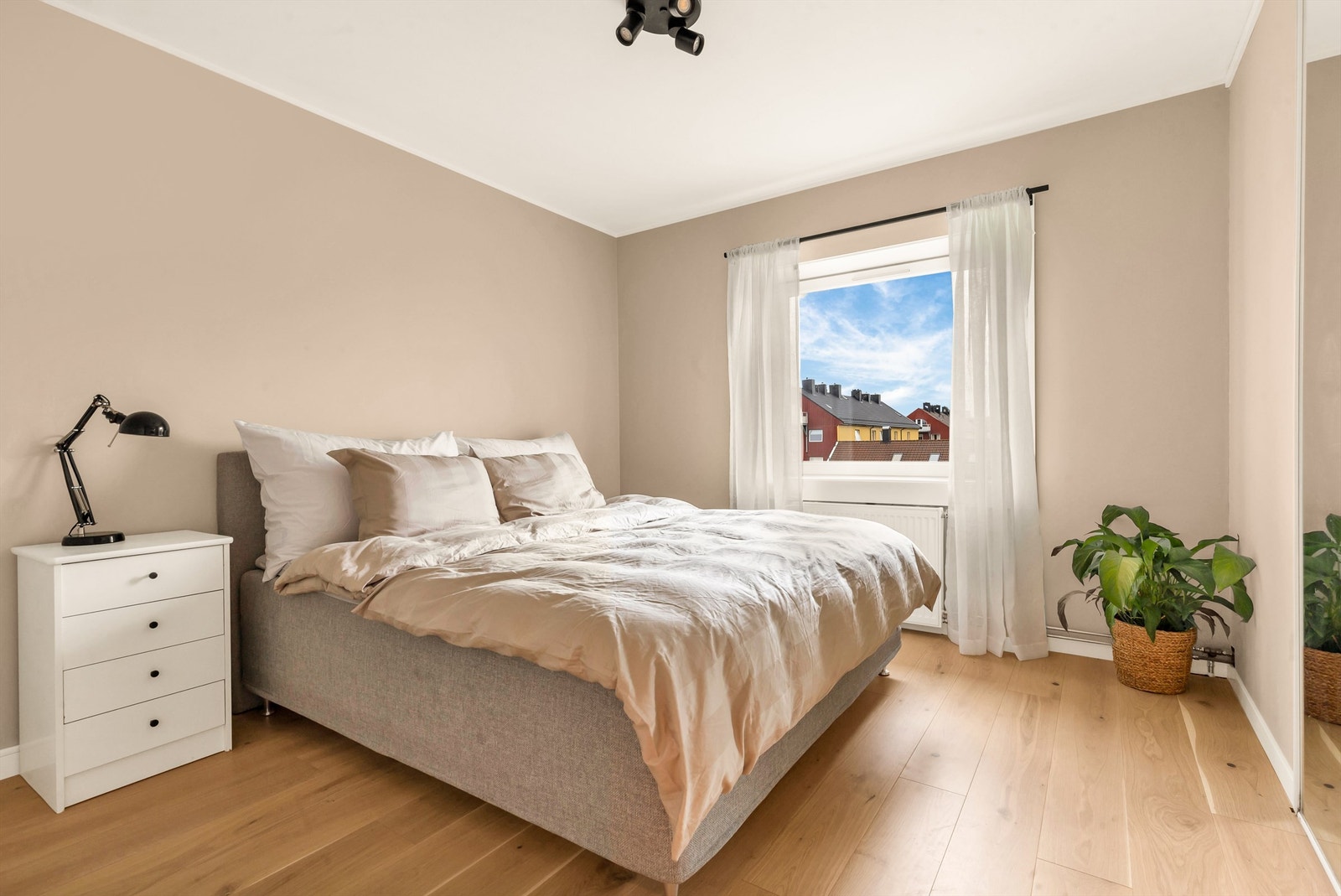 Soverom 2 - Hovedsoverom med god plass til dobbeltseng Galleribilde