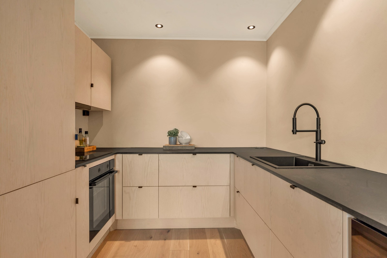 Kjøkkenfrontene i kombinasjon med fargevalg på vegger og gulv gir en behagelig atmosfære Galleribilde