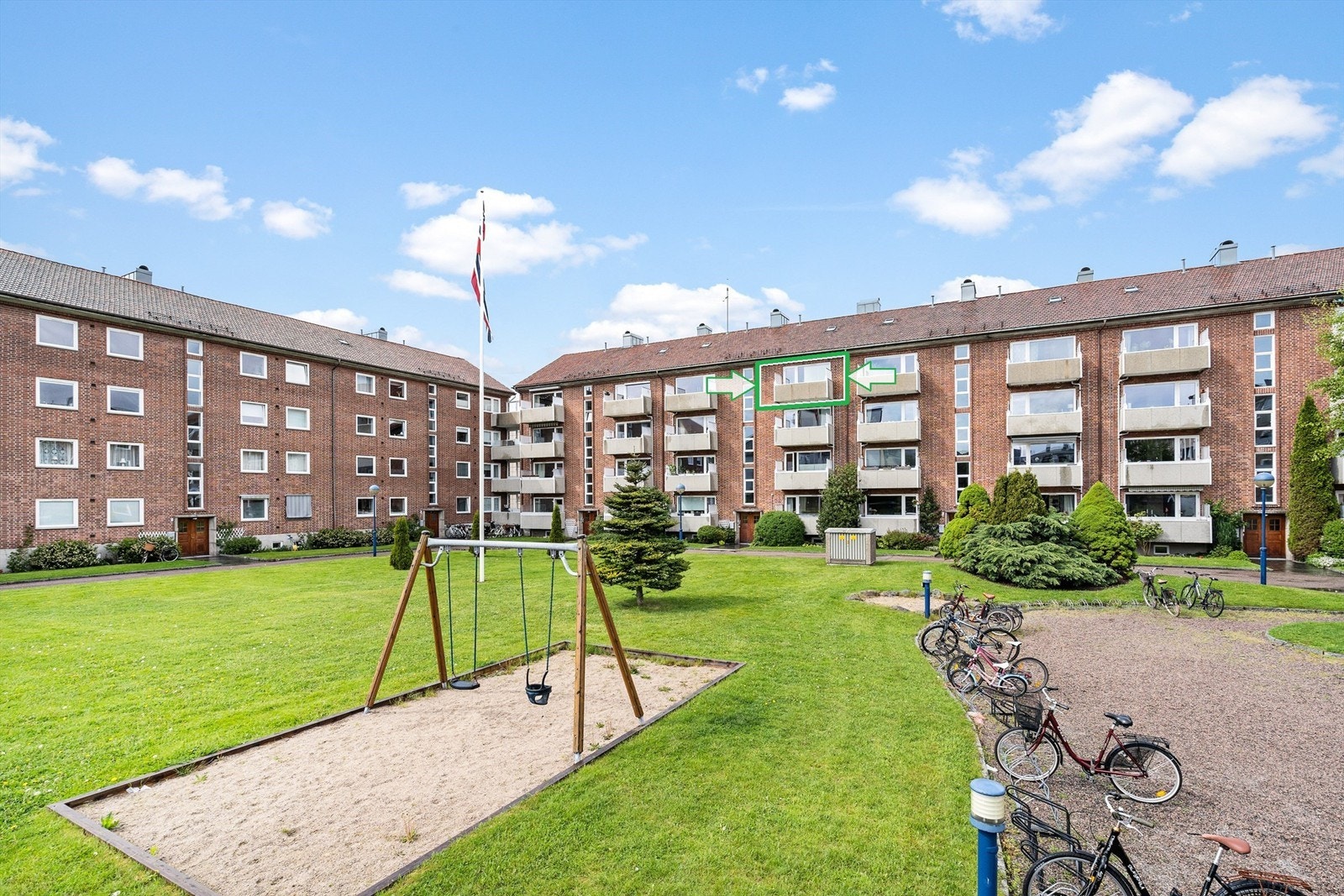 Leiligheten er markert på bildet, og har en flott beliggenhet i byggets øverste etasje. Galleribilde