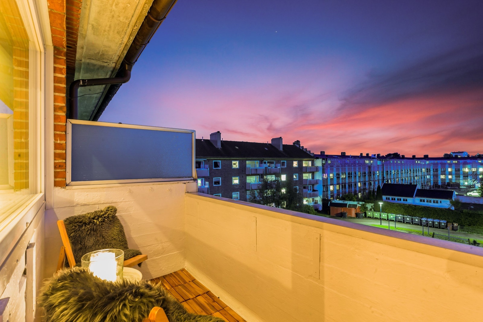 Leiligheten ligger i byggets øverste etasje med fri utsikt utover den flotte bakgården. Galleribilde