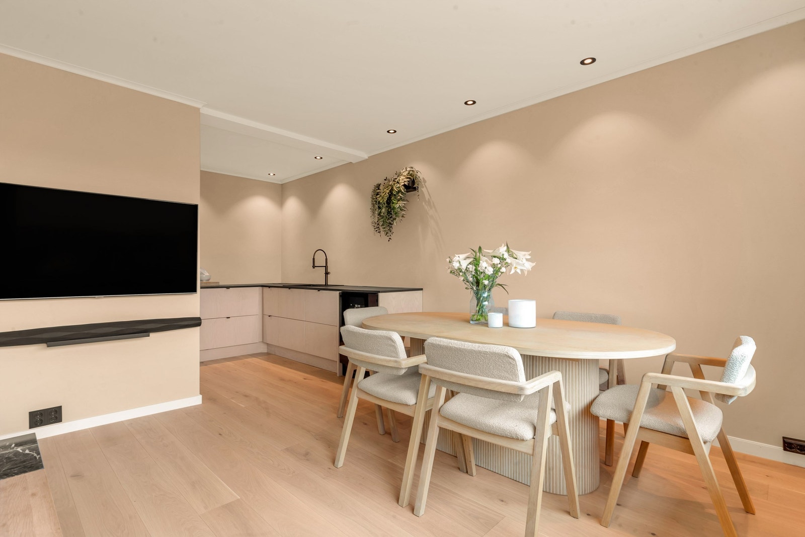 Leiligheten har en svært god planløsning hvor det er god plass til sofa- og spisegruppe. Galleribilde