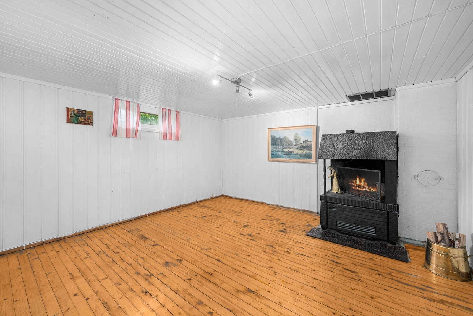Innredet rom med peis i kjeller. Galleribilde