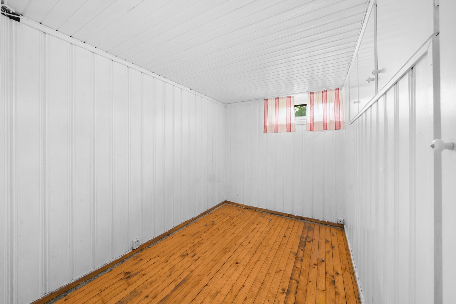 Rikelig med oppbevaringsplass i flere boder. Galleribilde