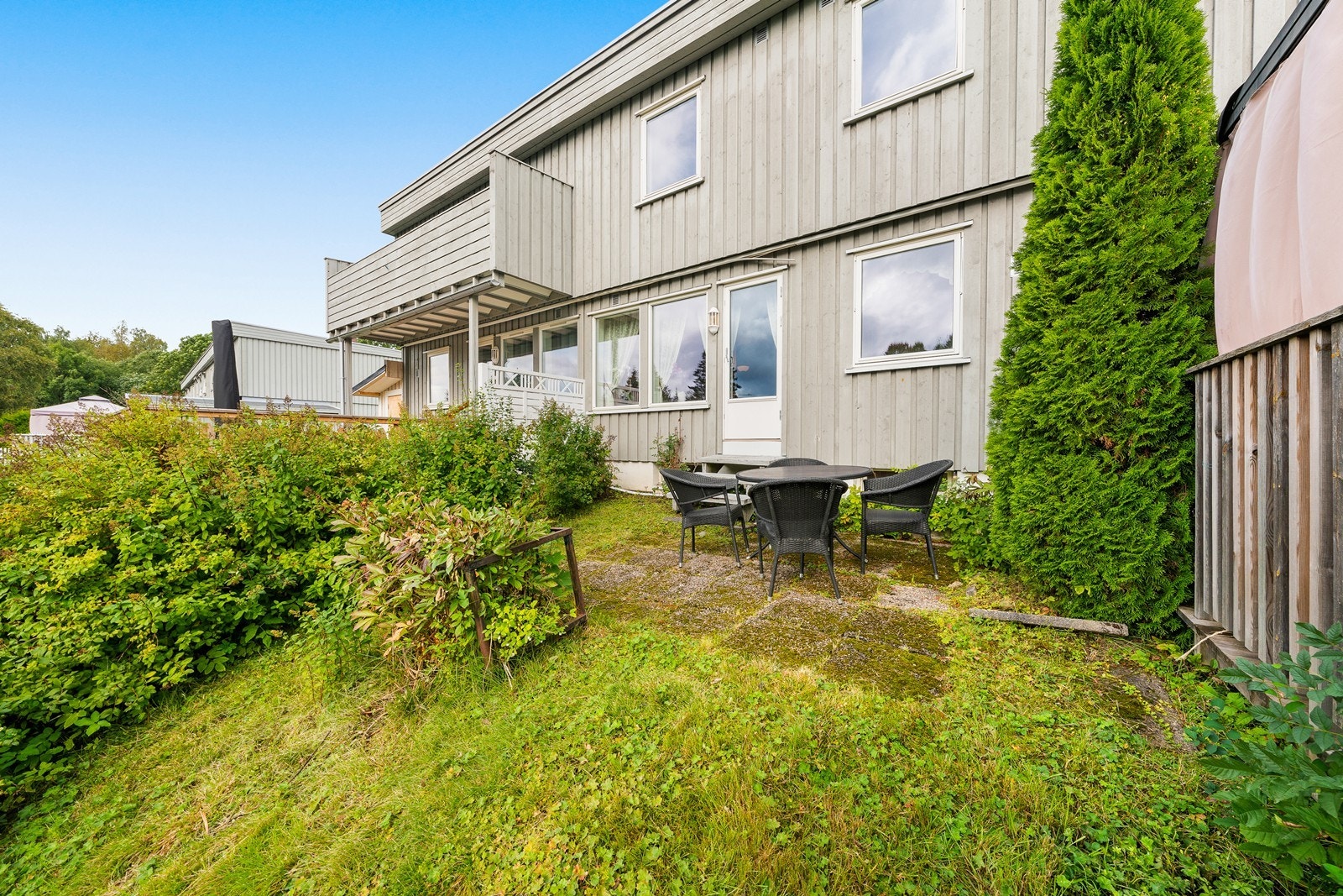 Her ute er det plass til sittegruppe, og det er hyggelig utsyn mot frodig grøntområde. Galleribilde