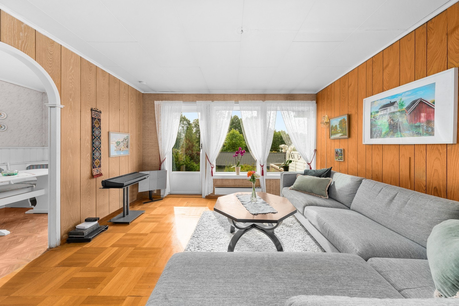 Rommet har store vindusflater som slipper inn rikelig med naturlig lys. Galleribilde