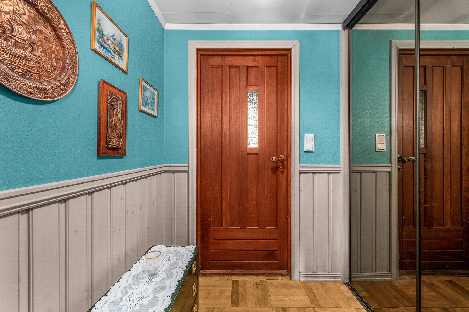 Her er det plass til å henge fra seg yttertøy og sette fra seg sko. Det er montert en romslig skyvedørsgarderobe med speildører. Galleribilde
