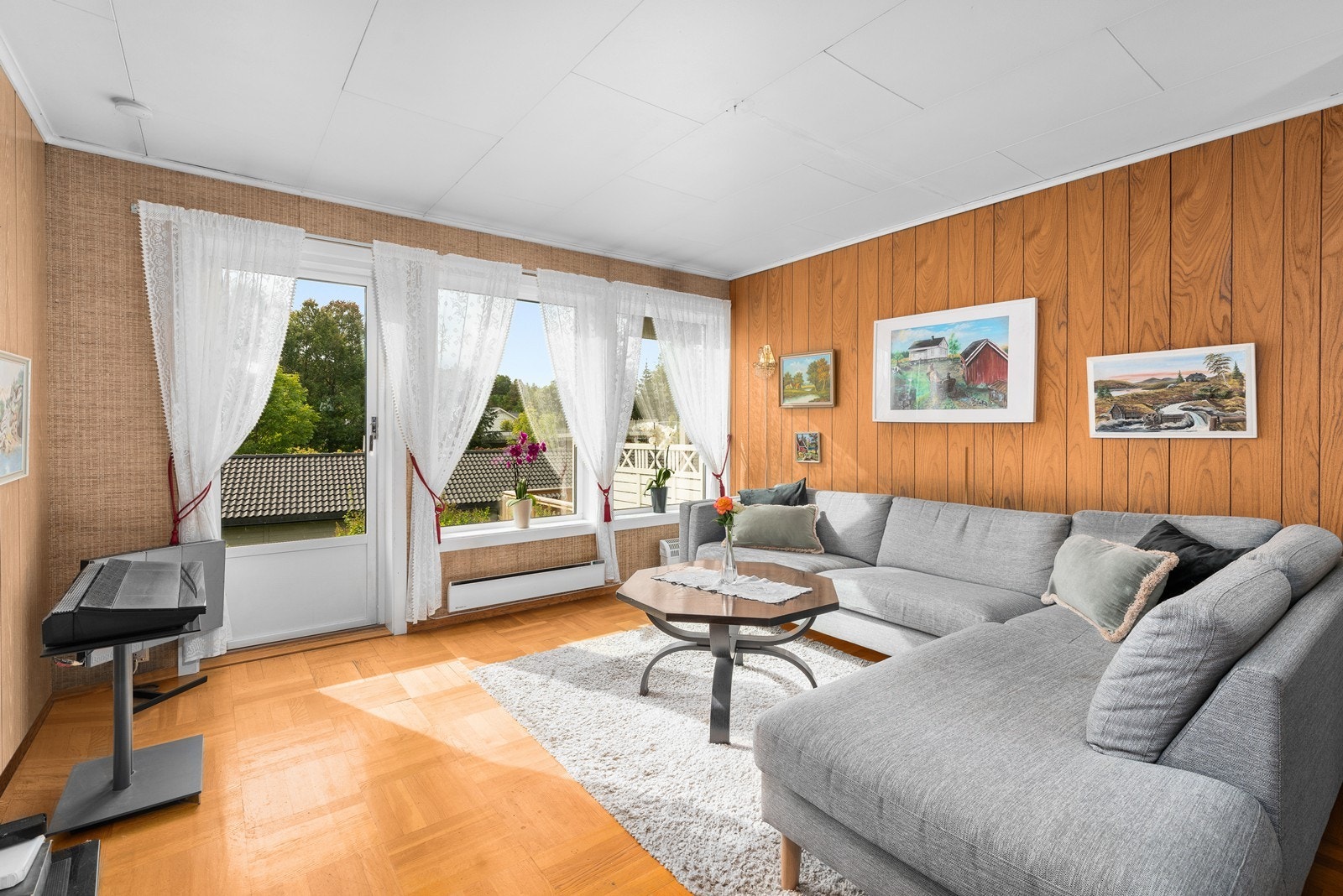 Stuen er av fin størrelse, med plass til sofagruppe, tv-bord og spisebord. Galleribilde