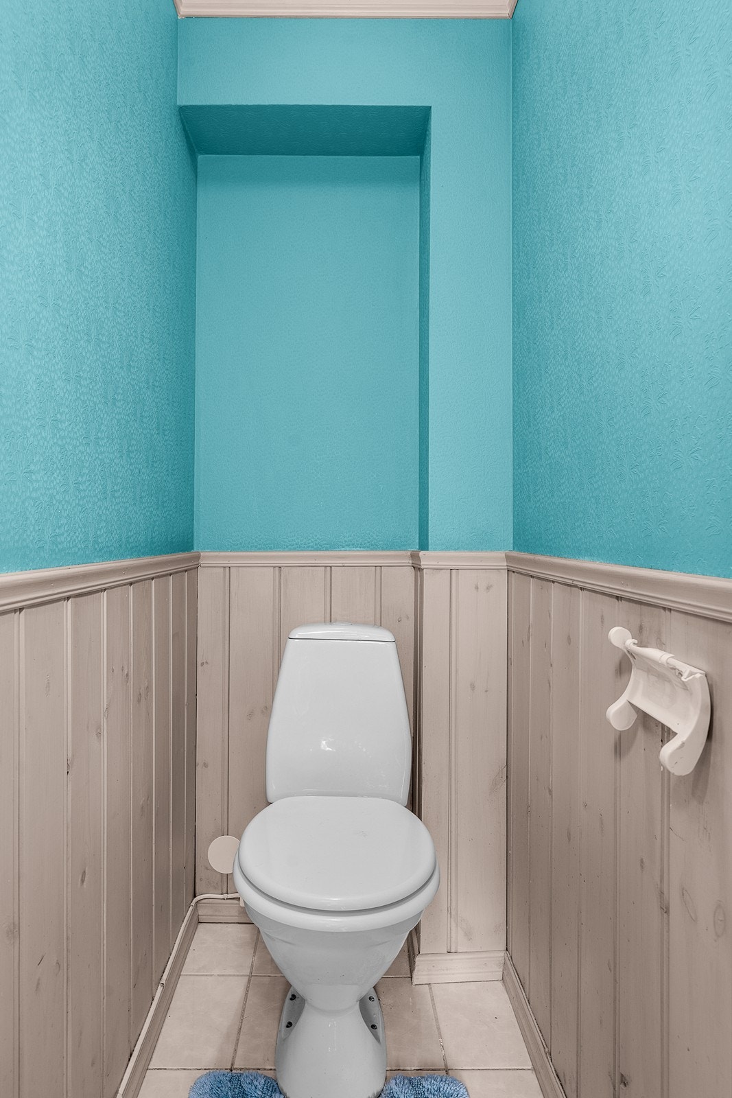 Vegg i vegg med badet ligger et separat toalettrom. Galleribilde