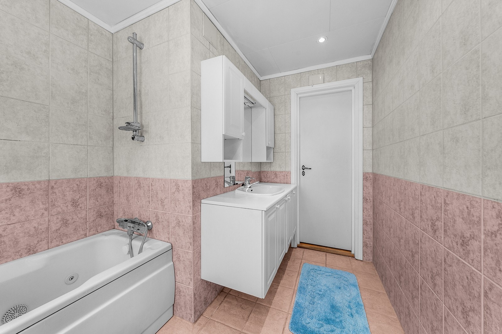 Det er satt inn badekar, og dusjgarnityr i tilknytning til badekaret. Galleribilde