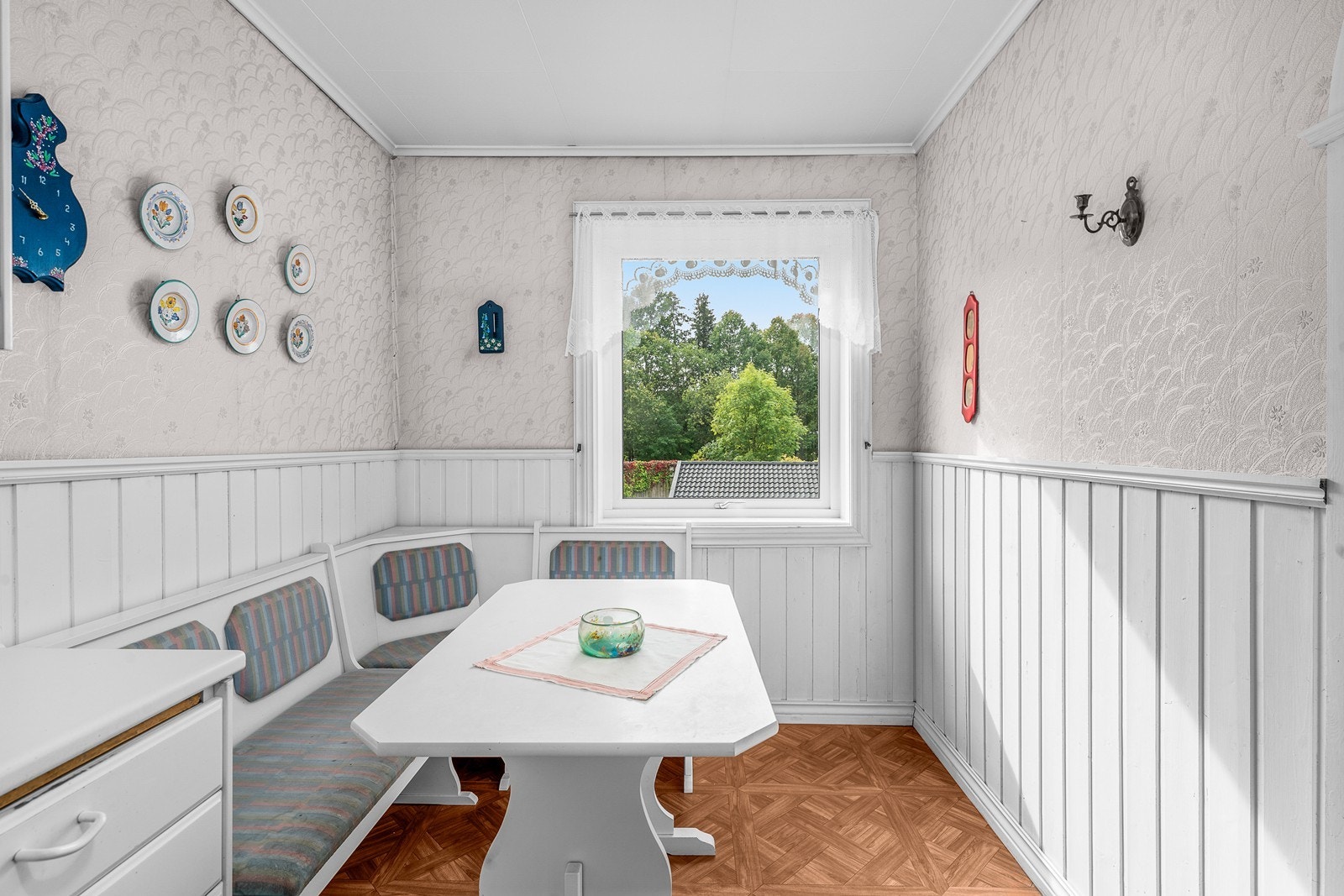 Det er plass til et hyggelig frokostbord ved vinduet. Galleribilde