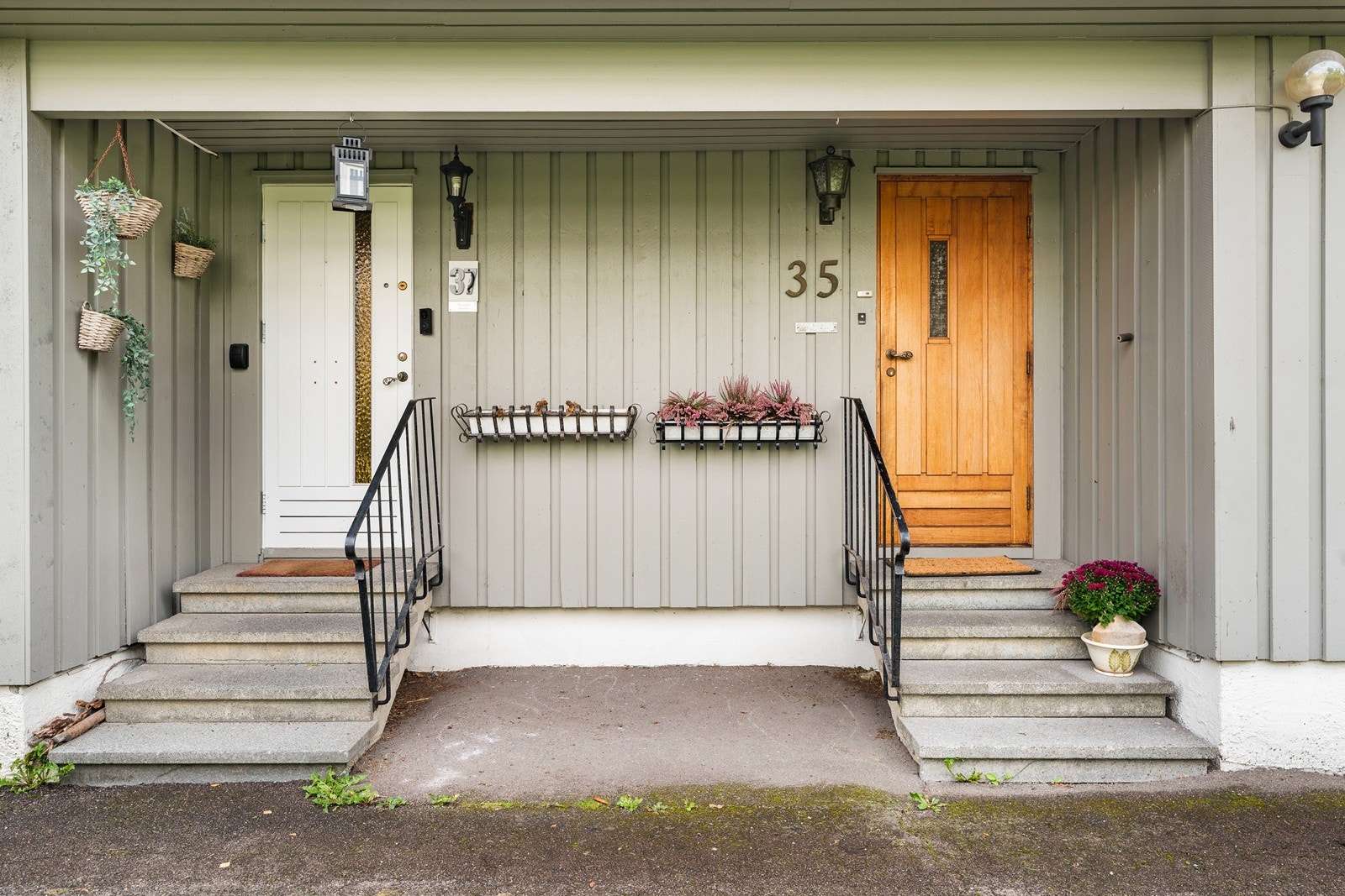 Velkommen! Boligens inngangsparti har en hyggelig adkomsttrapp, som leder inn i entréen. Galleribilde