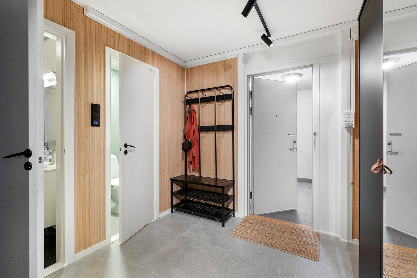 Innbydende hall med store fliser på gulv, gulvvarme og moderne belysning Galleribilde