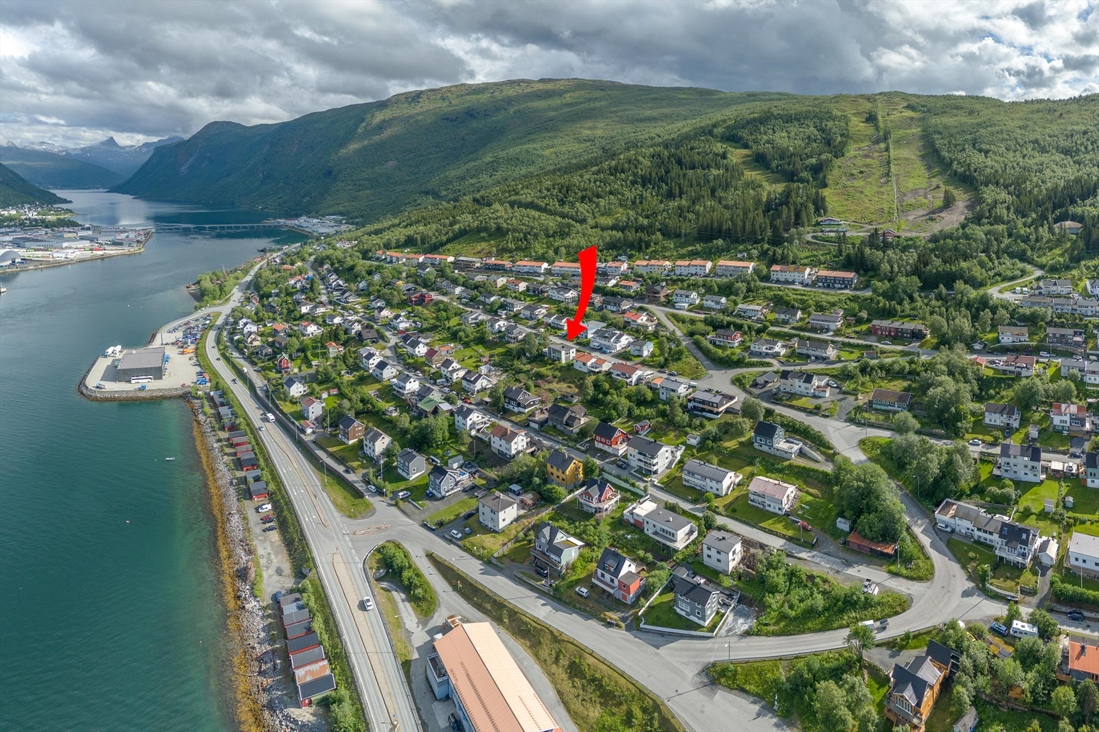 Boligen ligger i en blindvei uten gjennomgangstrafikk Galleribilde