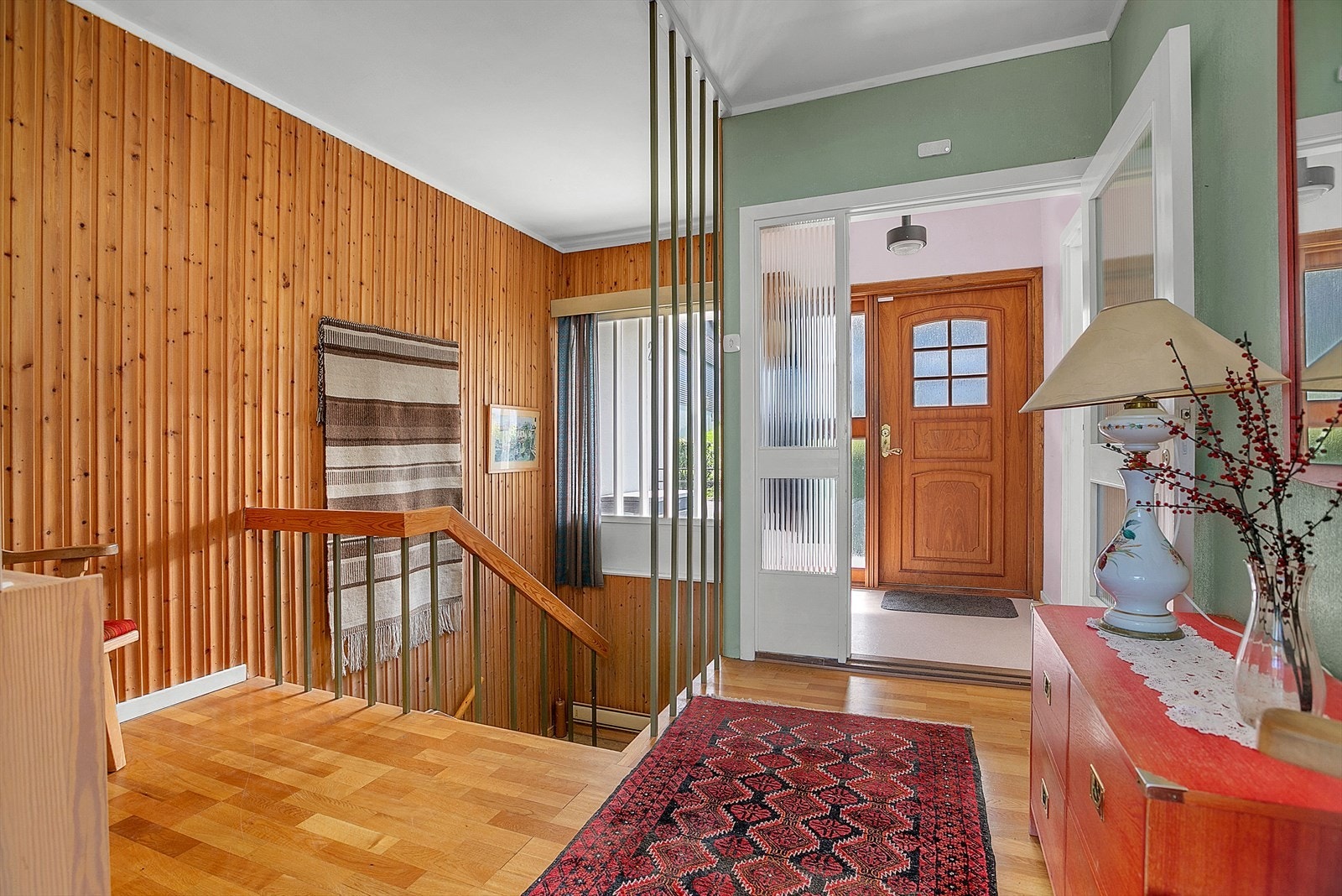 Romslig hall med trapp ned til underetasje. Galleribilde