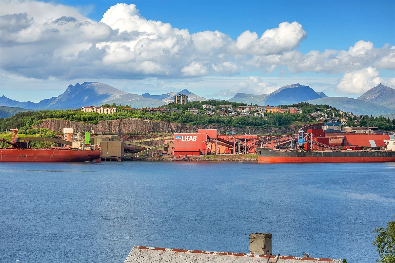 Fra stuen kan du følge skipstrafikken i Narvik havn. Galleribilde