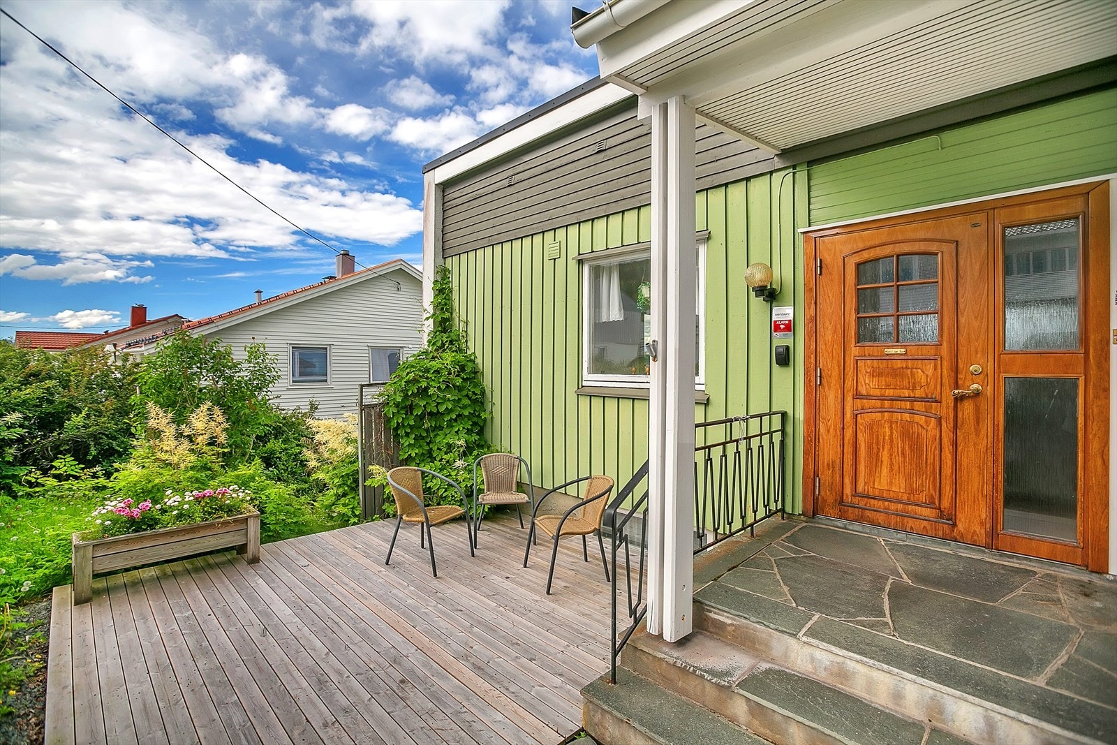 Terrasse av trykkimpregnert materiale og naturskifer ved inngangsparti Galleribilde