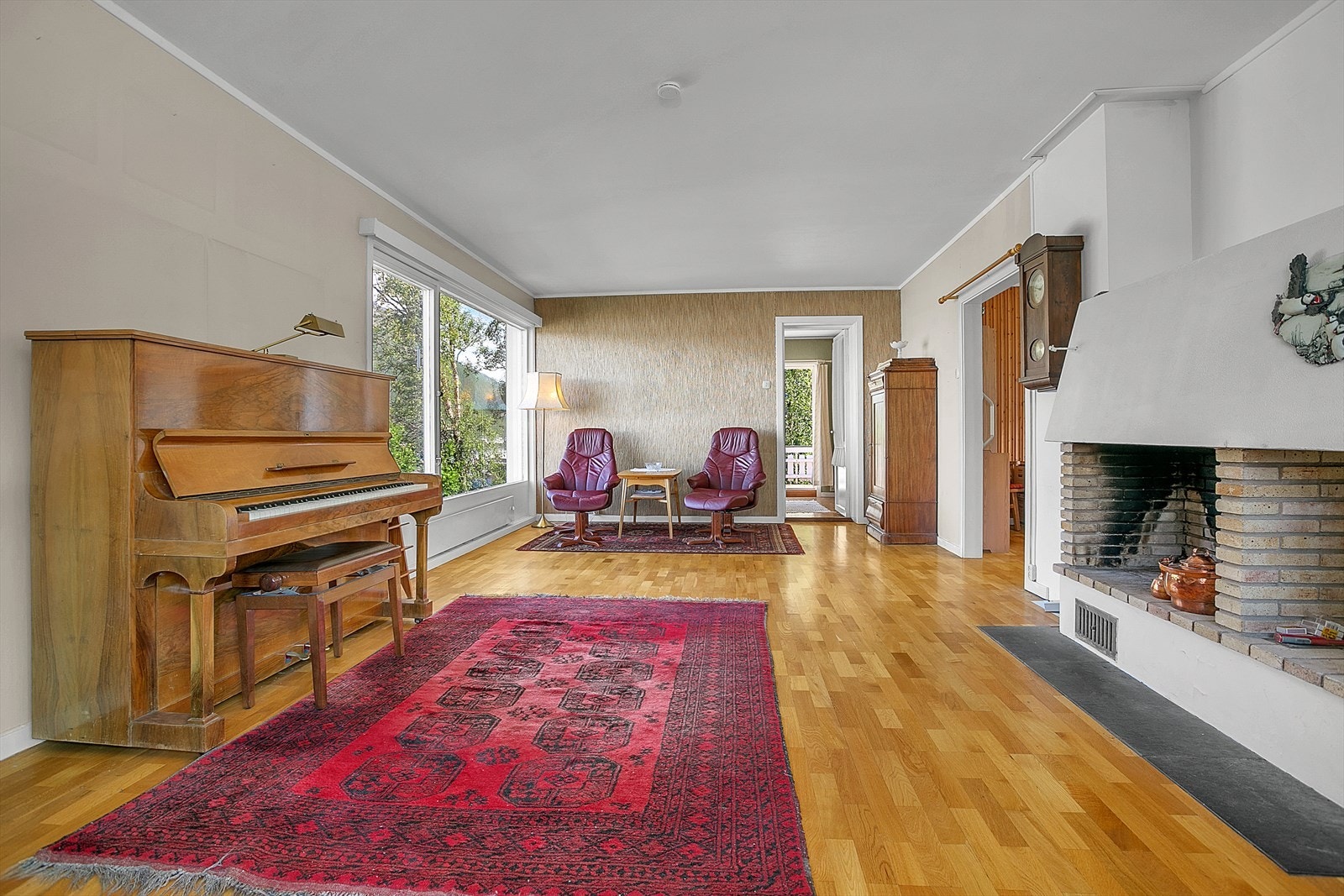 Romslig stue med plass til møblering i ulike soner. Galleribilde