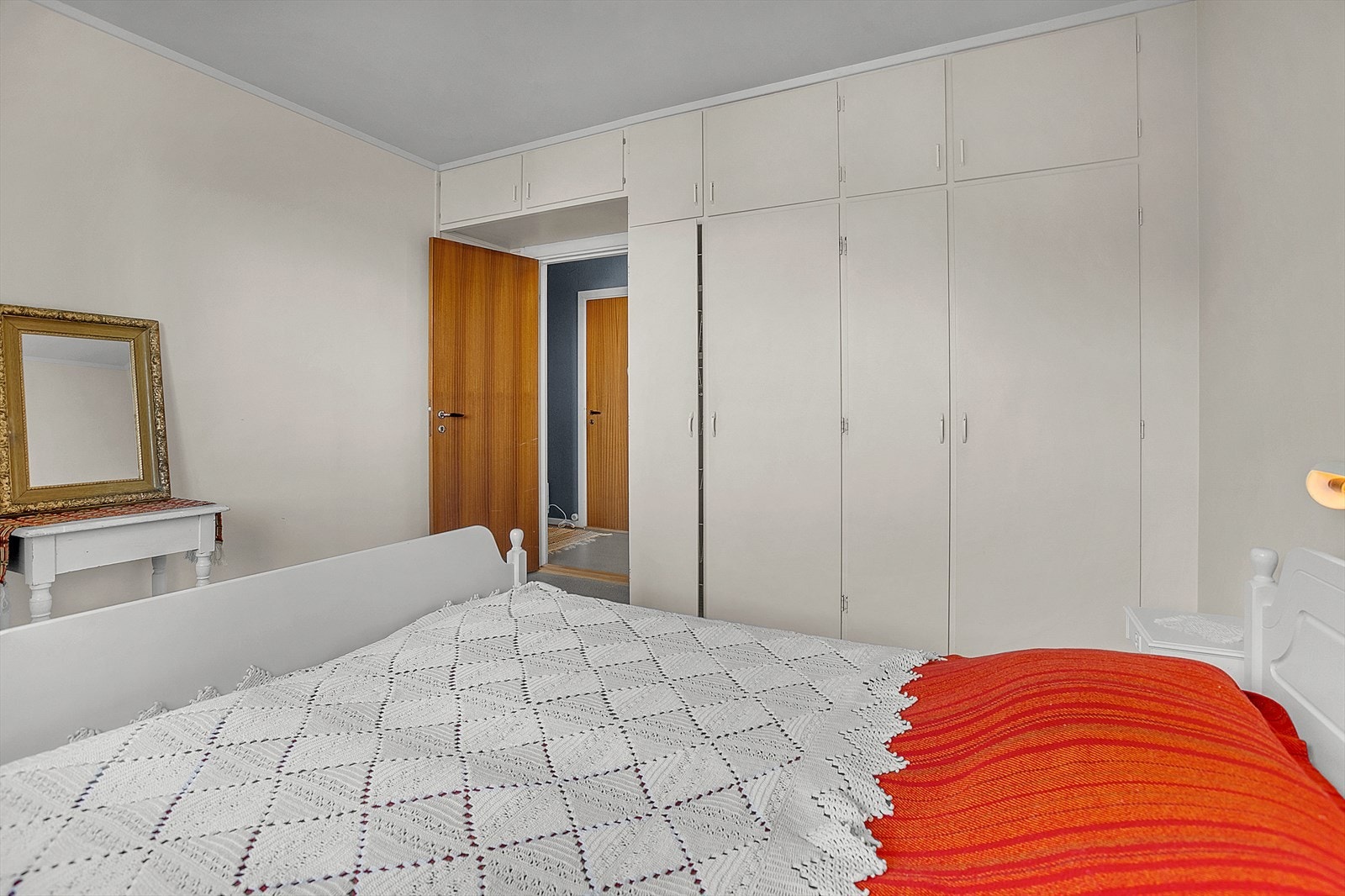 Soverom 1 er romslig og har plassbygde garderobeskap. Galleribilde