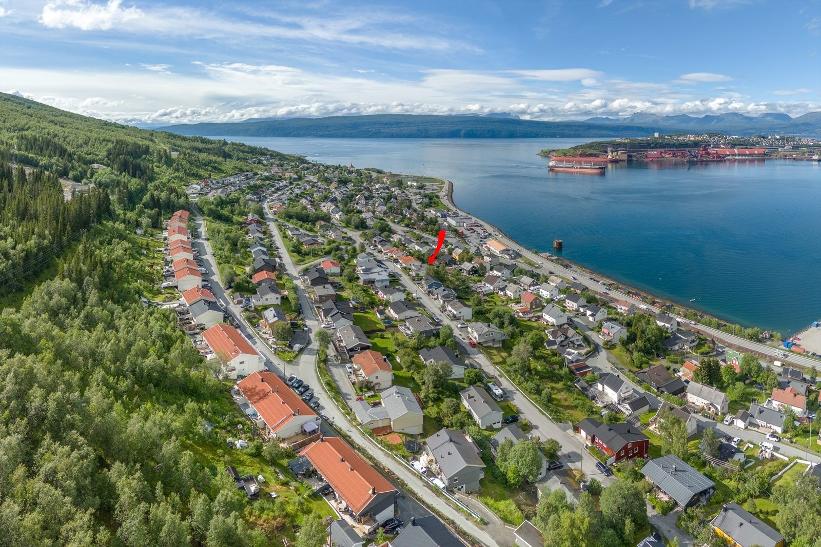 Eiendommen ligger i ei rolig gate uten gjennomkjøring. Det er praktfull utsikt over Narvik, Narvik havn og mot Fagernesfjellet. Galleribilde