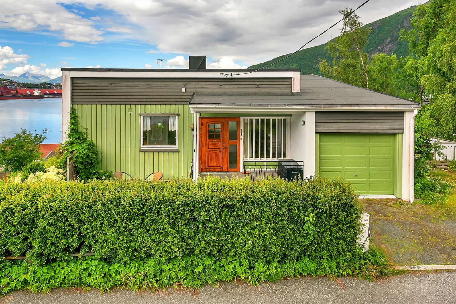 Det er kort vei til barnehage, barneskole, idrettshall, idrettsbane, lysløype, alpinanlegg og friluftsområde. Galleribilde