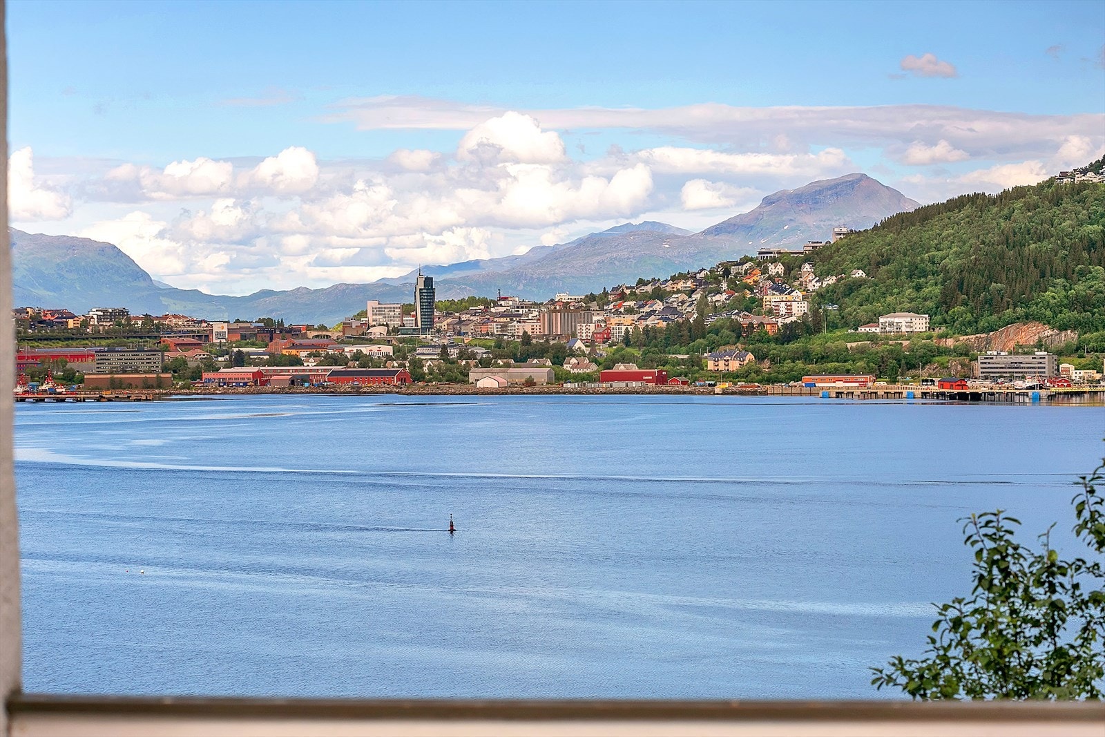Det er praktfull utsikt over Narvik, Narvik havn og mot Fagernesfjellet. Galleribilde