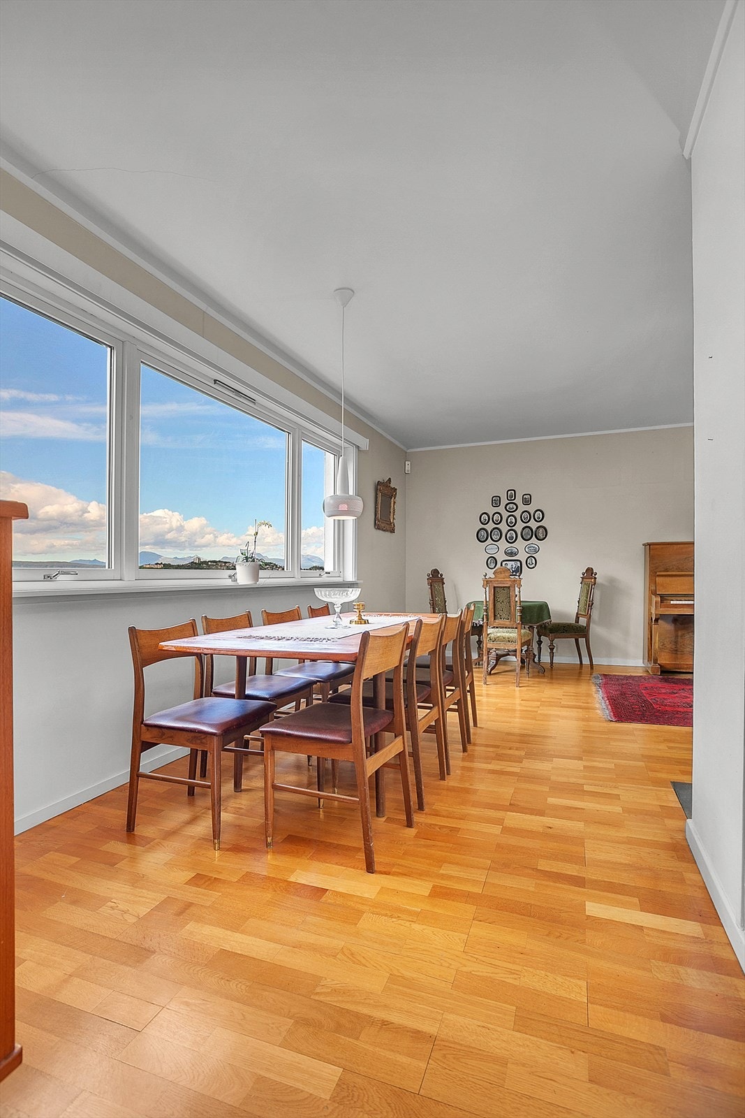 Spisegruppe praktisk plassert mellom kjøkken og stue. Galleribilde