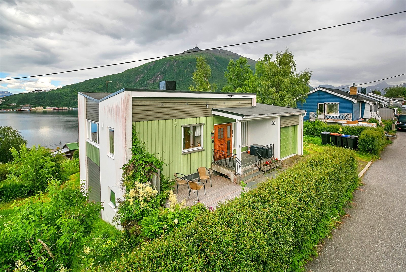 Arkitekttegnet bolig beliggende i veletablert boligstrøk sentralt på Ankenes. Galleribilde