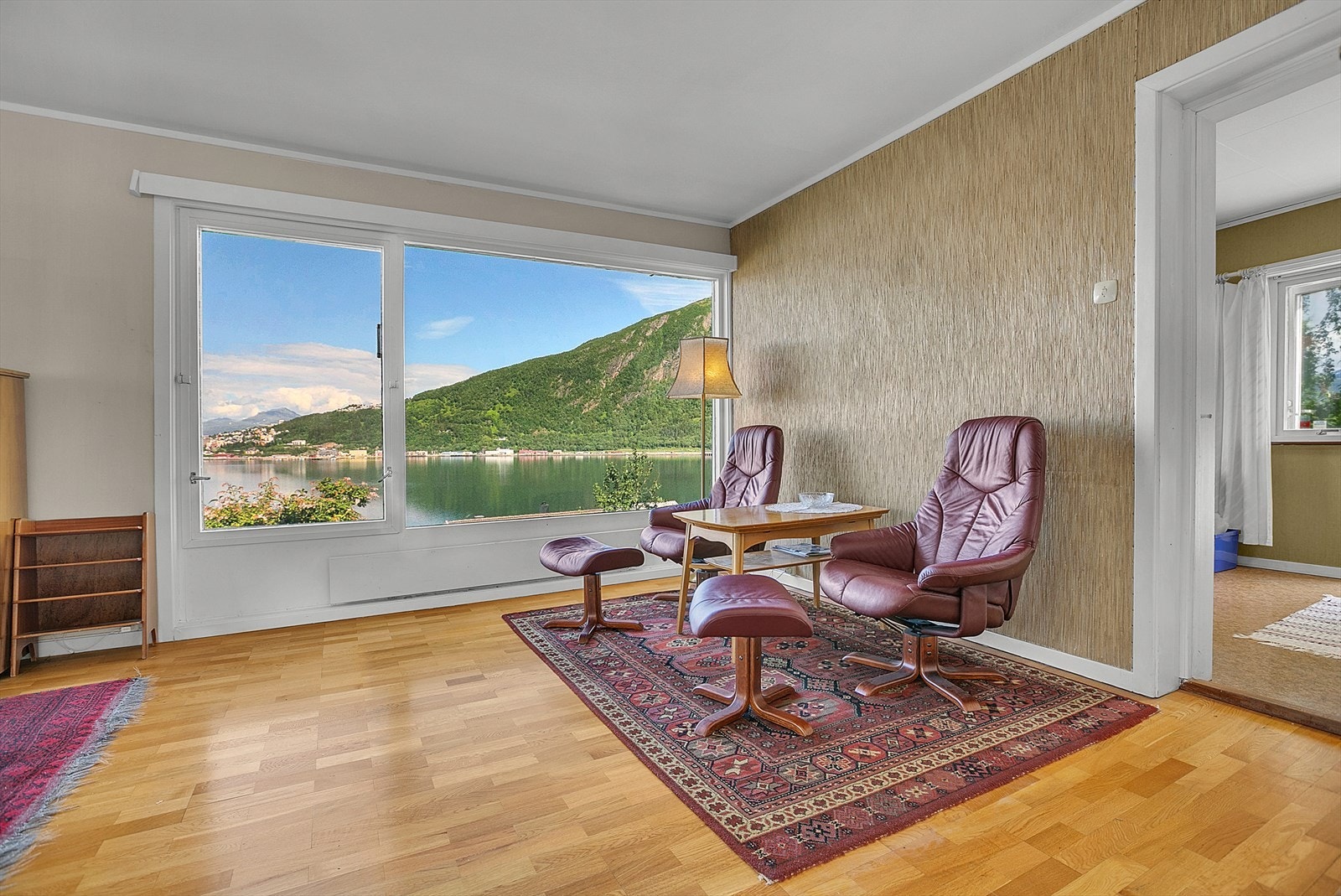 Store vindusflater byr på panoramautsikt samtidig som det tilfører rommet godt med dagslys. Galleribilde