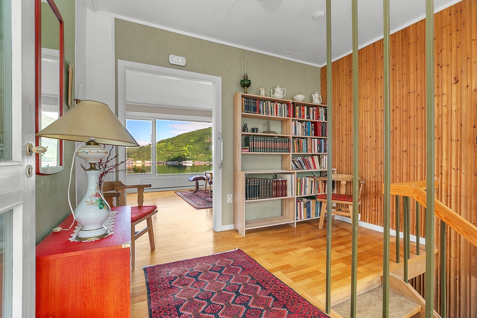 Hall sett mot stue. Galleribilde