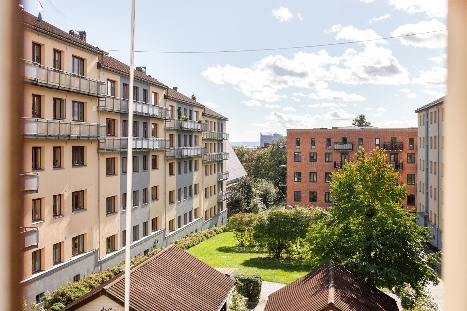 Nydelig, åpent utsyn fra stuevinduet mot de rolige felesområdene. Galleribilde
