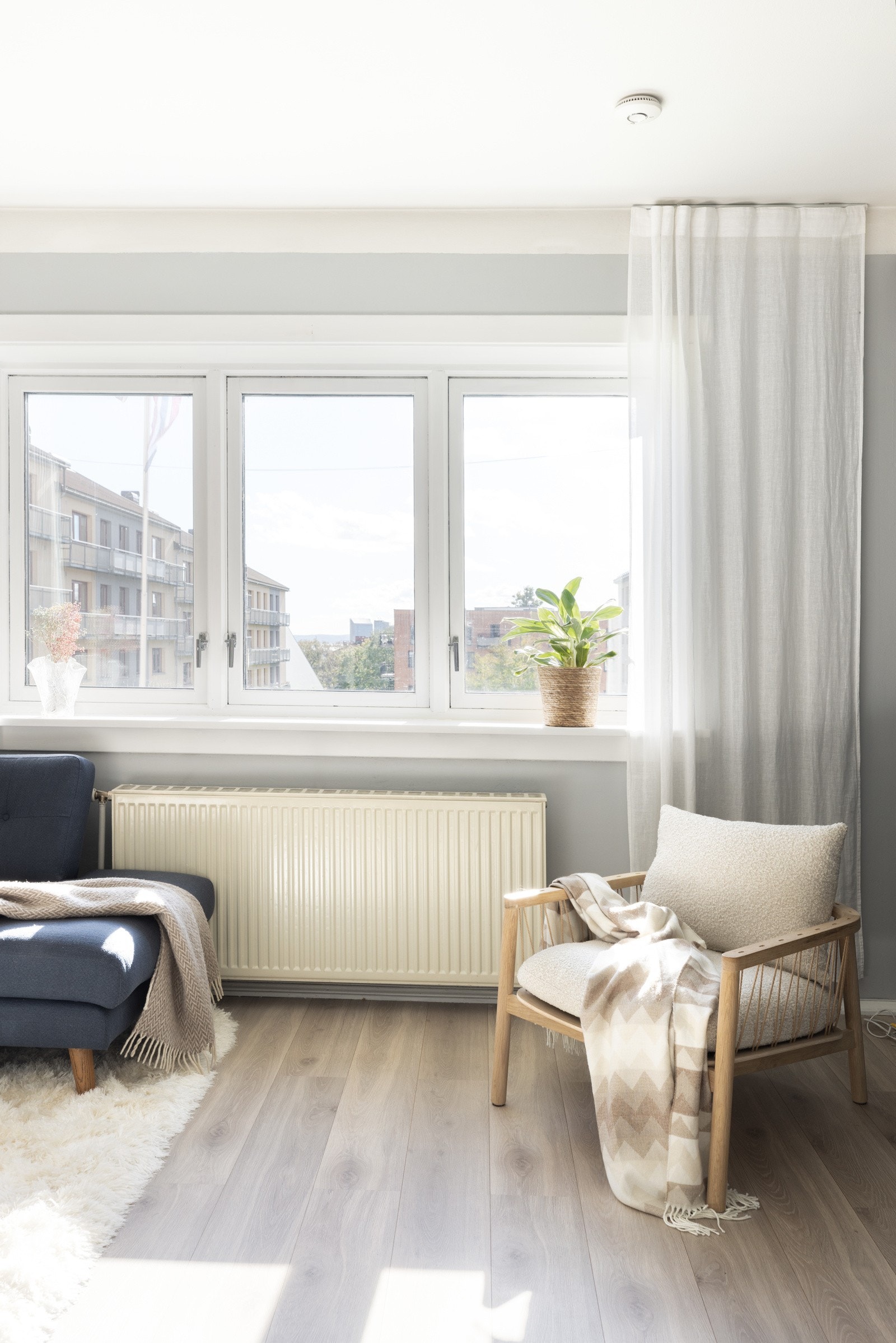 Boligen er gjennomgående med store vinduer. Galleribilde