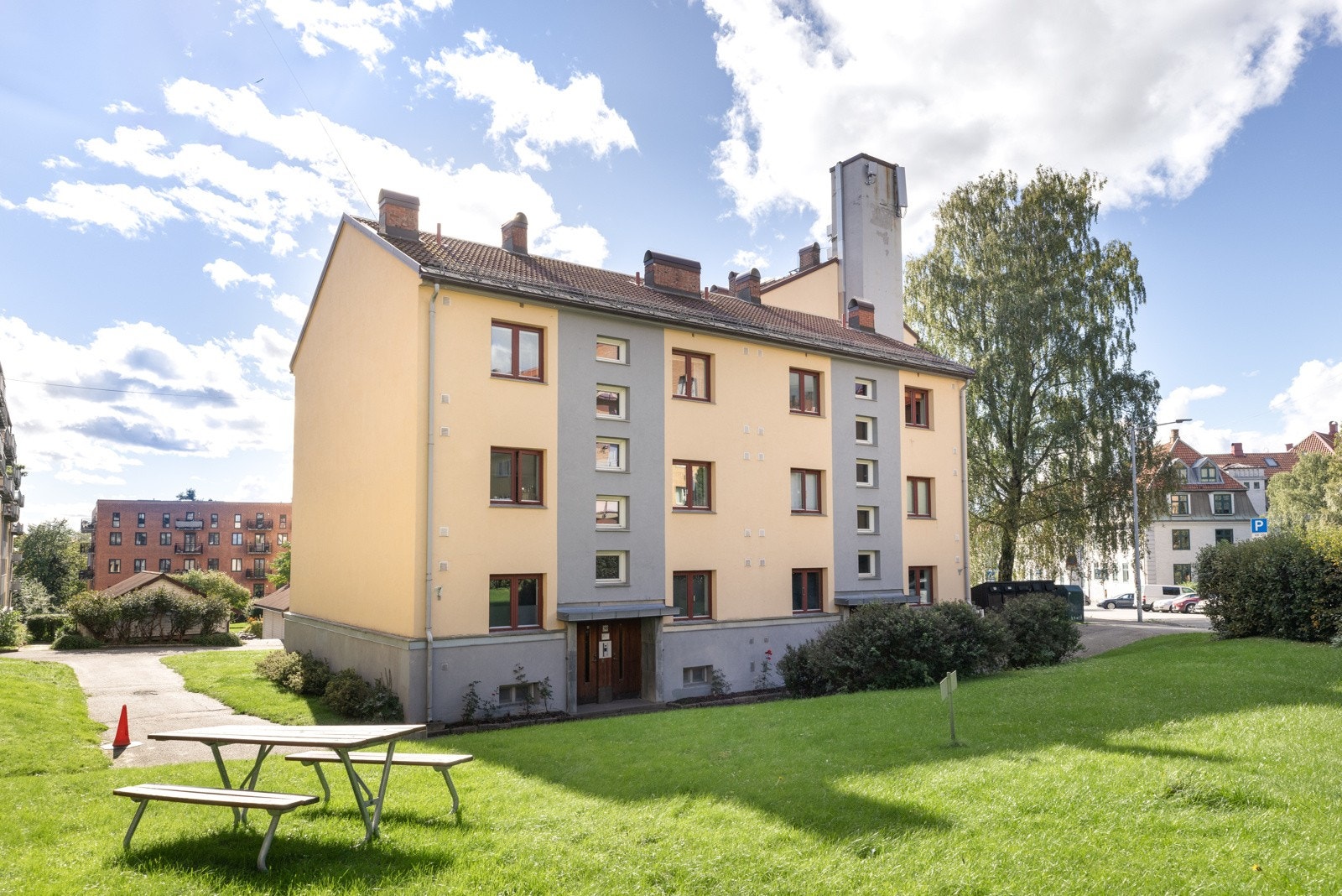 Flotte fellesområder i borettslaget - her omkranses boligen av grøntområder. Galleribilde