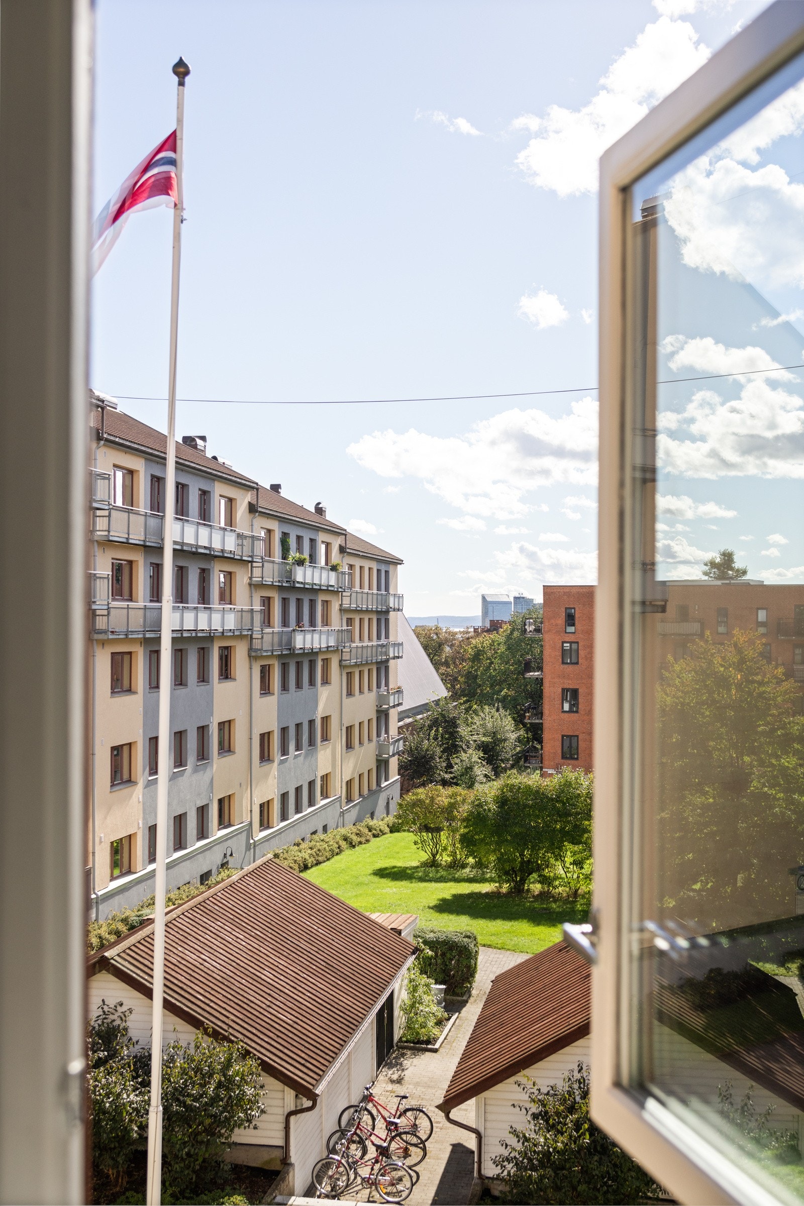 Nydelig, åpent utsyn fra stuevinduet. Galleribilde