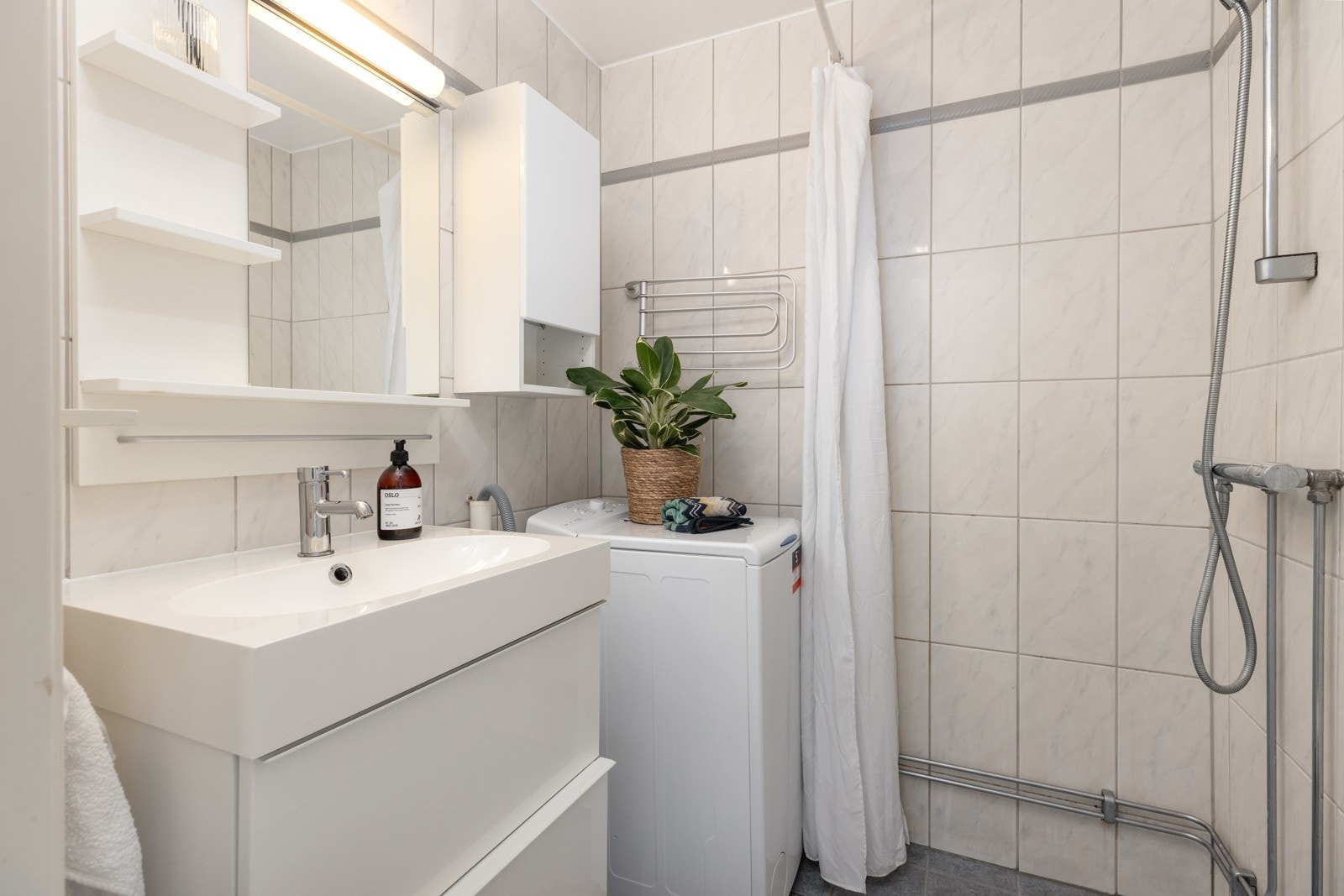 Bad med opplegg for vaskemaskin og innredning. Galleribilde