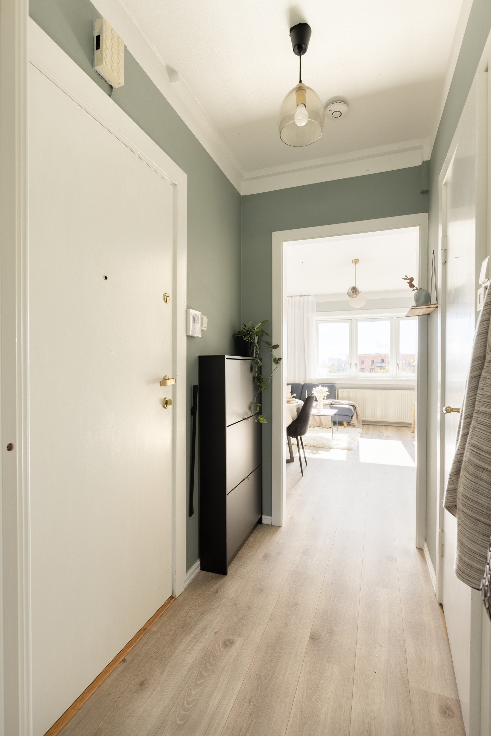 Entré. Boligen disponerer også lofts- og kjellerbod. Galleribilde