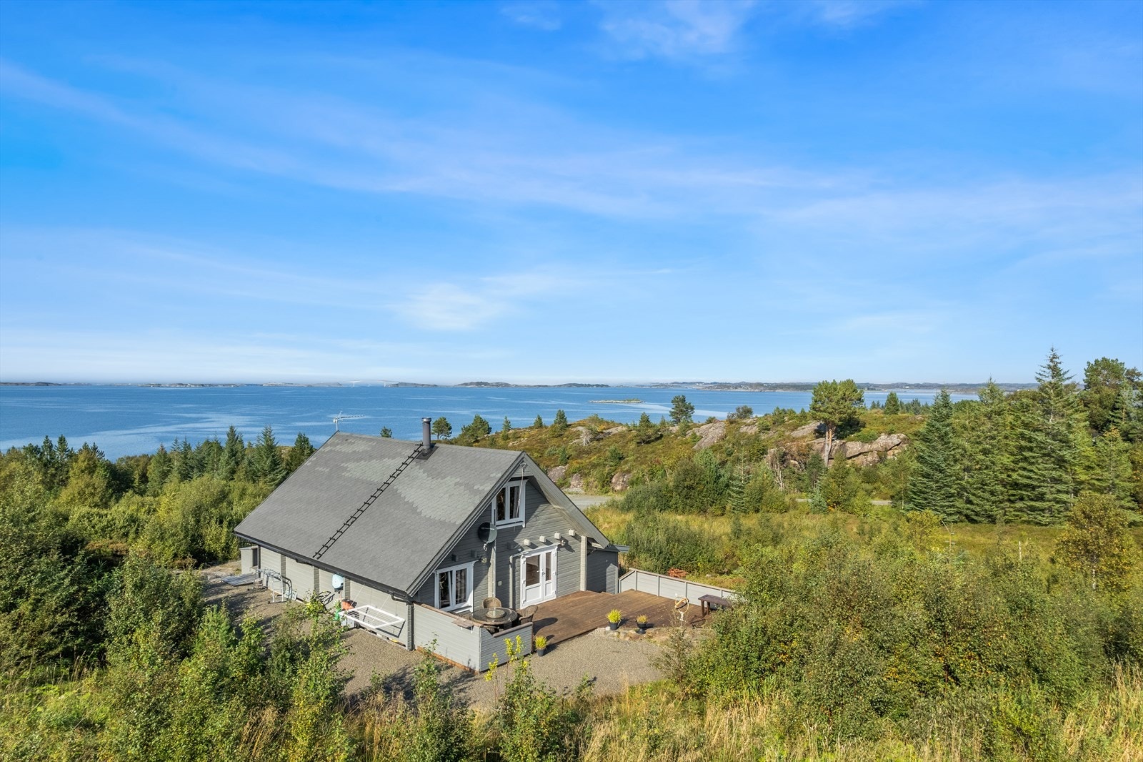 Eiendommen ligger idyllisk til med fantastisk utsikt ut mot Atlanterhavsveien! Galleribilde