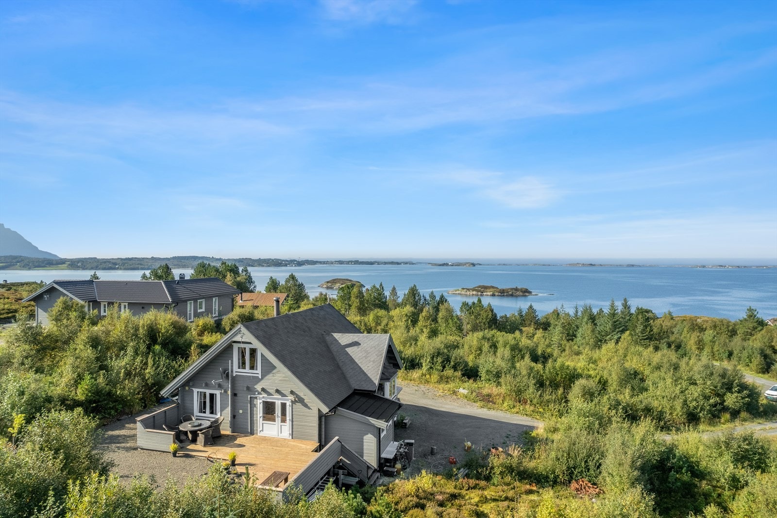 Din lokale eiendomsmegler Fredrik Rindahl har gleden av å presentere denne flotte boligen i Trovikneset! Galleribilde