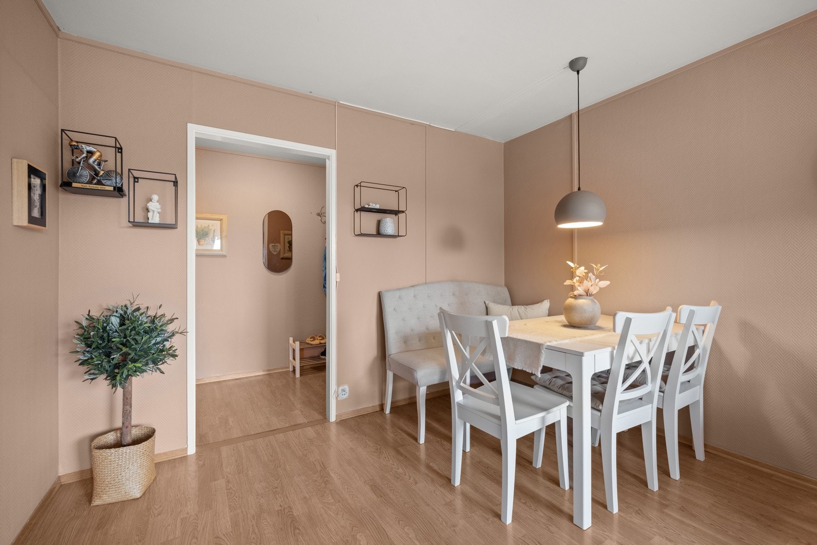 Det er plass til et romslig spisebord hvor man kan samles til hyggelig lag Galleribilde