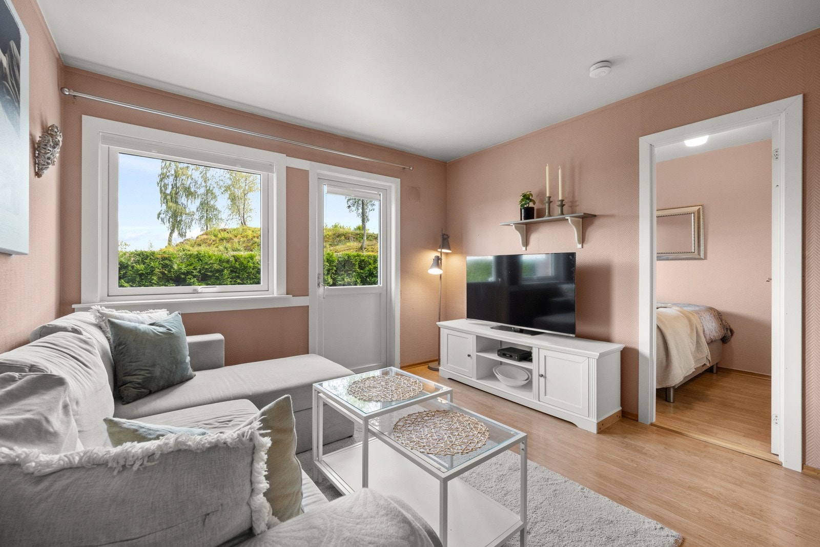 Fra stuen er det adkomst til terrassen Galleribilde