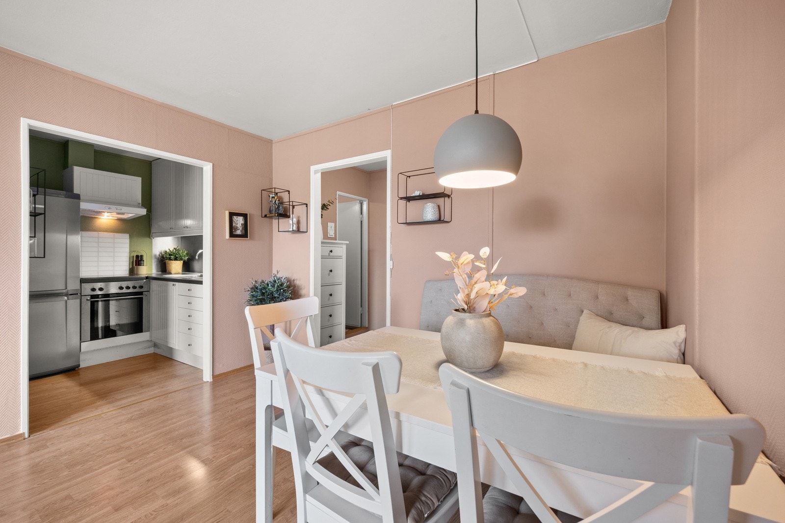 Kjøkkenet er delvis adskilt fra stuen Galleribilde