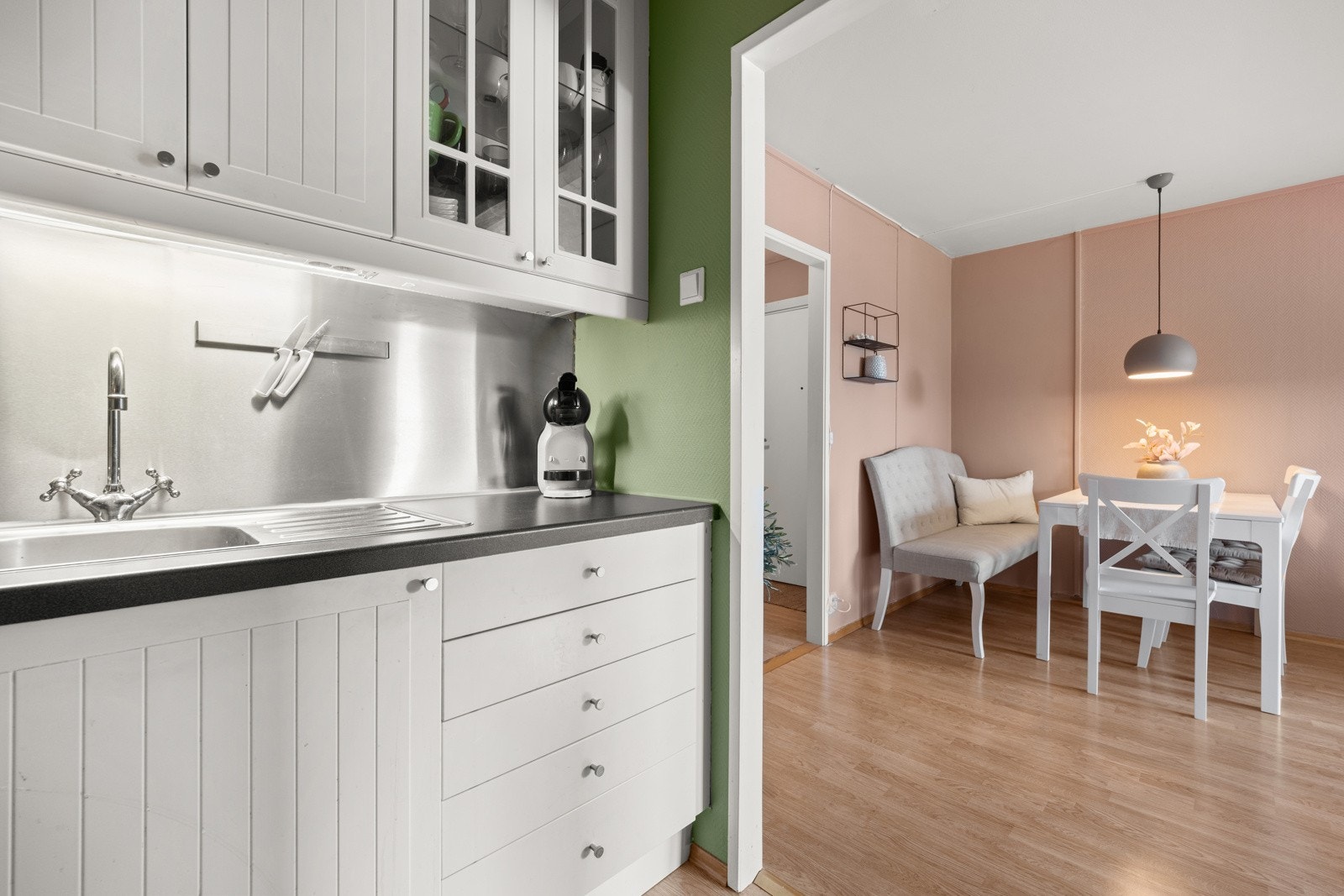 Innredning med slette malte fronter og laminat benkeplate Galleribilde