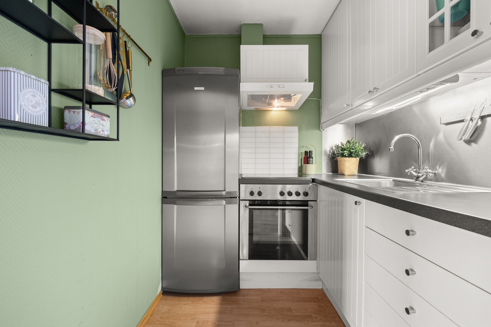 Alle hvitevarer på kjøkkenet medfølger salget Galleribilde