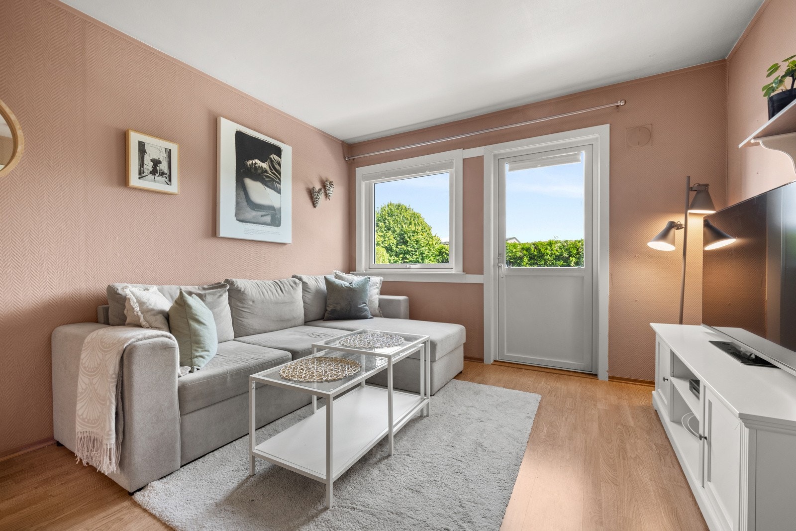 Det kommer inn godt med lys fra vindusflatene Galleribilde