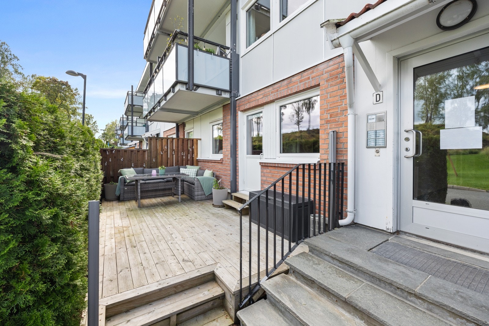 Leiligheten ligger i 1.etajse - terrassen er rett ved inngangspartiet Galleribilde