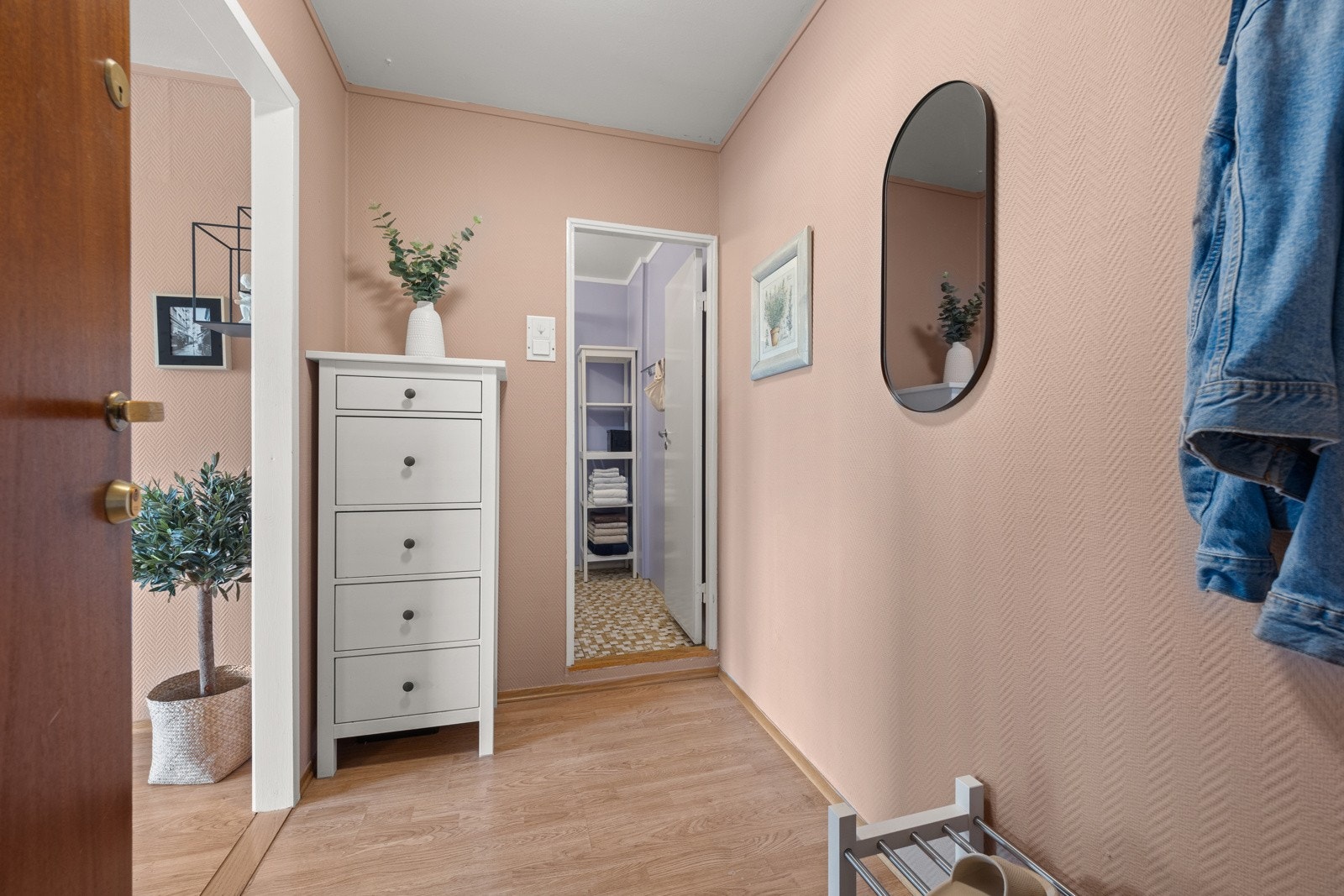 Det er plass til enkle oppbevaringsløsninger i entreen Galleribilde