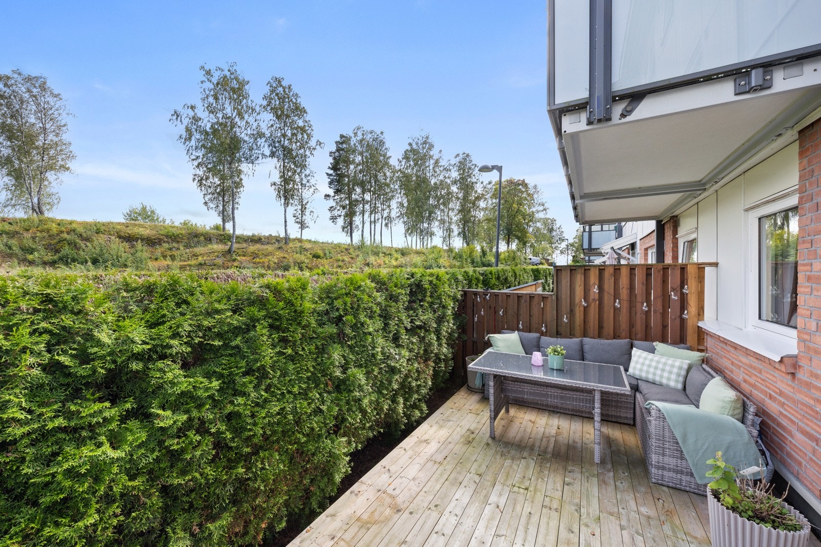 Koselig terrasse med sol fra morgen til tidlig ettermiddag Galleribilde